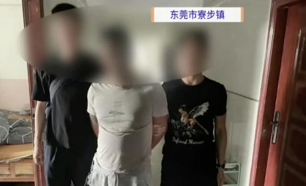 男子怒砸五车，原因太奇葩