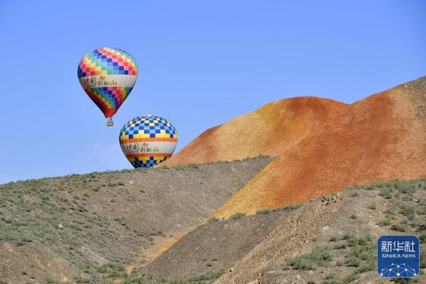 七彩丹霞醉游人