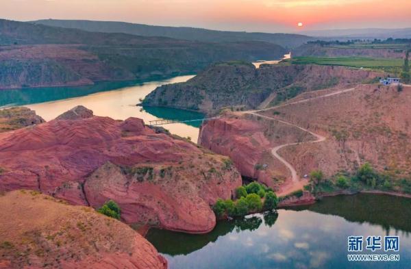 游客翻围栏脚踩丹霞地貌拍照?当地回应 游客翻围栏脚踩丹霞地貌拍照?当地回应