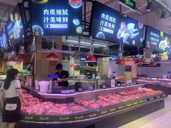 一排排“生鲜灯”把肉品照得新鲜红润！