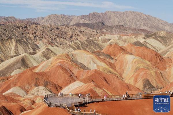 七彩丹霞醉游人