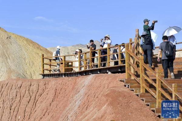 七彩丹霞醉游人