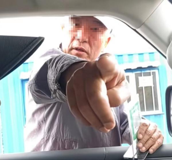 太离谱!停车10分钟收费50元?凌晨通报→ 太离谱!停车10分钟收费50元?凌晨通报→