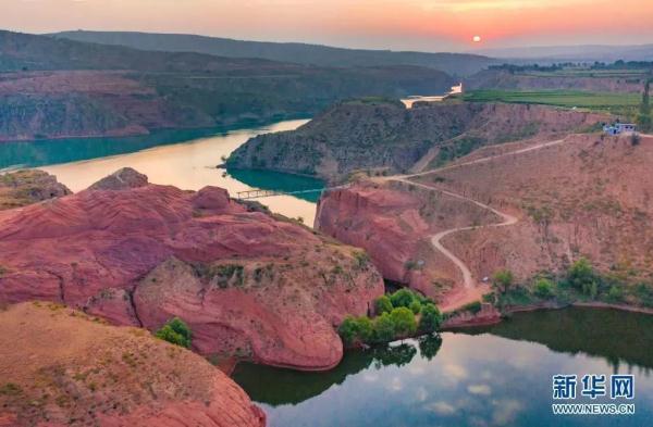 大妈翻越围栏，脚踩丹霞地貌拍照？当地已介入