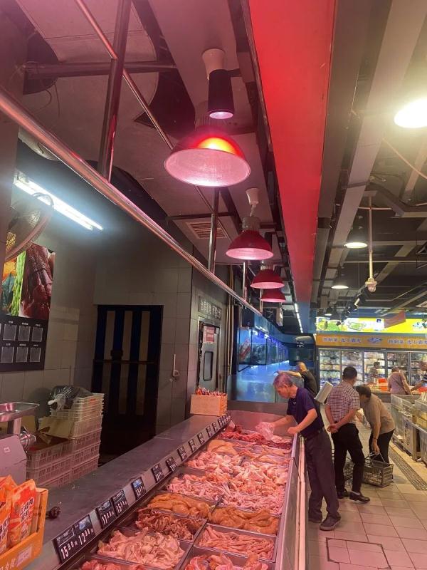 一排排“生鲜灯”把肉品照得新鲜红润！