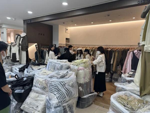 暴涨!杭州这条街直接“入秋”,有人手都麻了 暴涨!杭州这条街直接“入秋”,有人手都麻了