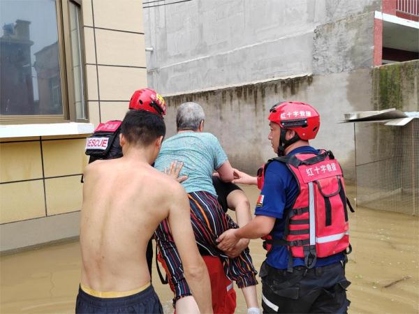 救灾现场，那些千里来援的感动瞬间让人泪目