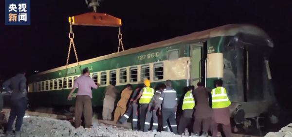 探访巴基斯坦火车脱轨事故现场