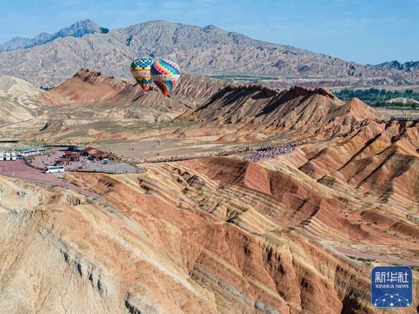 七彩丹霞醉游人