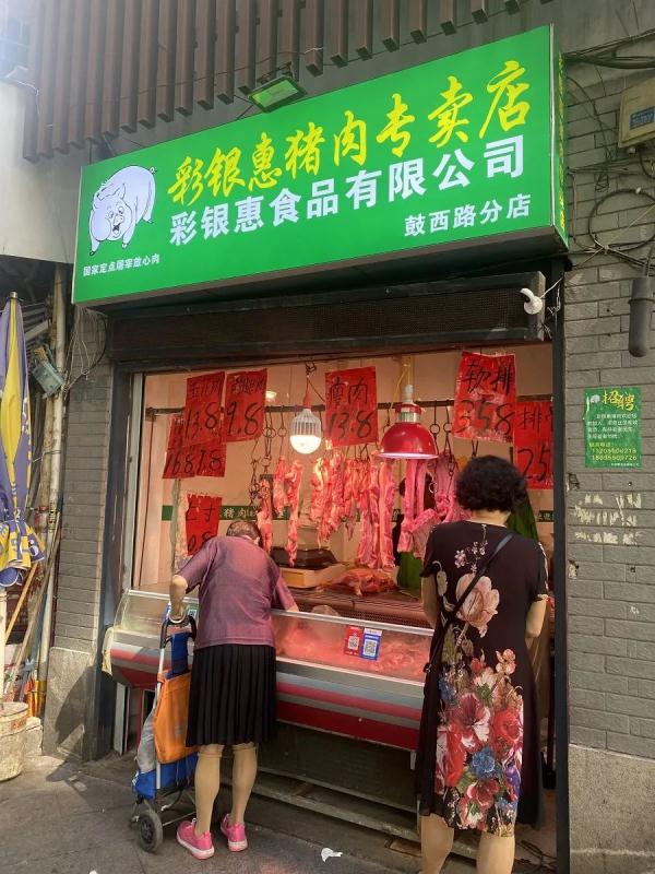 一排排“生鲜灯”把肉品照得新鲜红润！