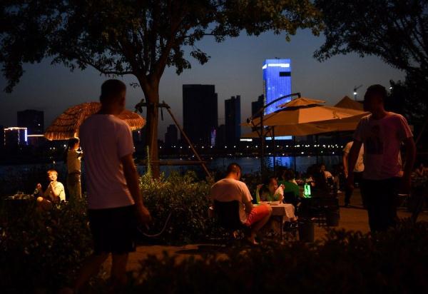 古都西安：后备箱集市丰富夜间生活