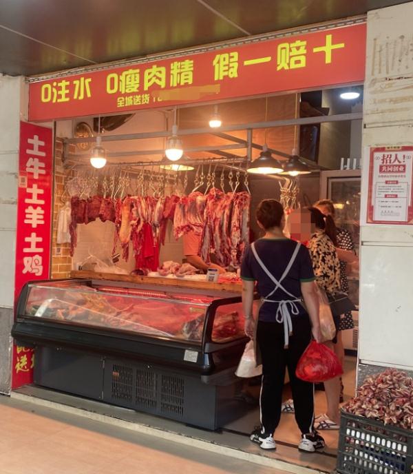 一排排“生鲜灯”把肉品照得新鲜红润！