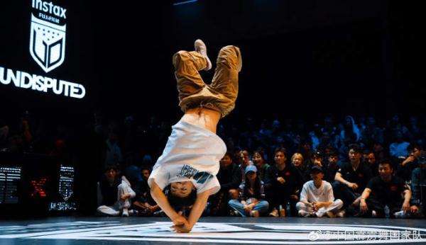 祝贺刘清漪、王瑞苗！中国霹雳舞队夺双冠