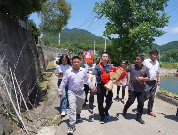 兄弟俩同日被拐 “25年了，弟弟终于回来了！”