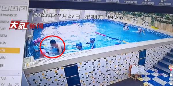 幼儿园女童被男教练多次拉拽，在泳池里强行按头惩戒？园方回应