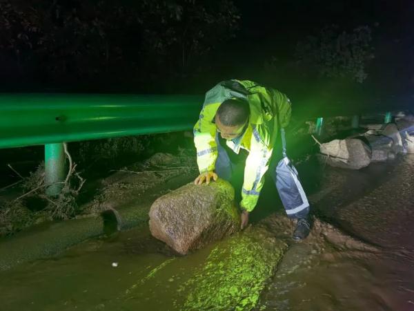 民警趟过齐腰的泥沙，爬上车顶、敲碎玻璃......