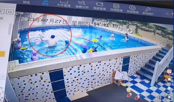 监控曝光！女童游泳池内被教练多次按进水里，通报来了