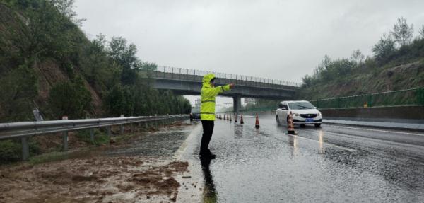 民警趟过齐腰的泥沙，爬上车顶、敲碎玻璃......