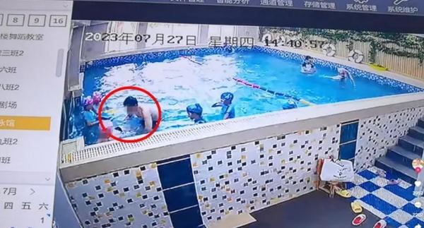 监控曝光！幼儿园女童头部多次被强摁水中惩戒