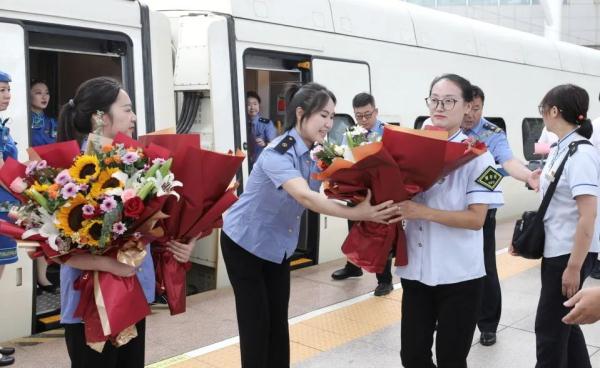 每人奖1万元!向乘客喊话的她获提拔! 每人奖1万元!向乘客喊话的她获提拔!