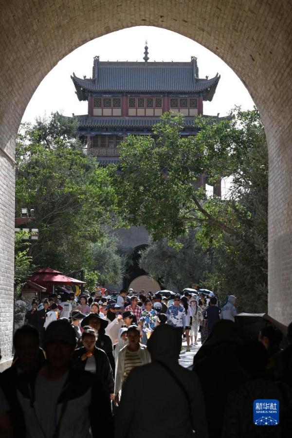 “天下第一雄关”暑期游客盈门