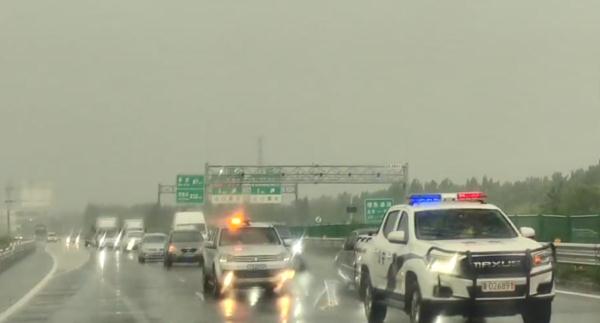 民警趟过齐腰的泥沙，爬上车顶、敲碎玻璃......