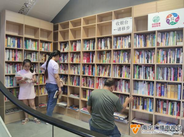 无人书店、“称斤”卖书的图书销售方式在南宁兴起！您体验过吗？
