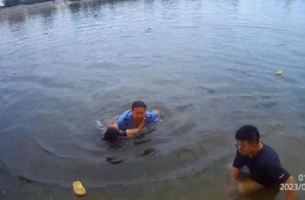 仅用23秒！临朐公安辅警冯玉华跳河救人！