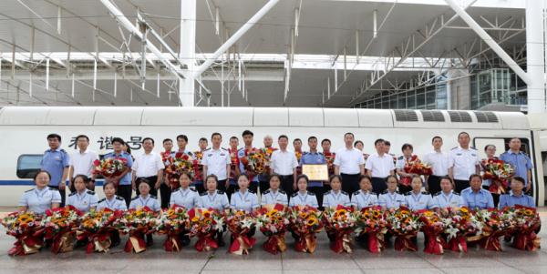 每人奖1万元！向乘客喊话的她获提拔！