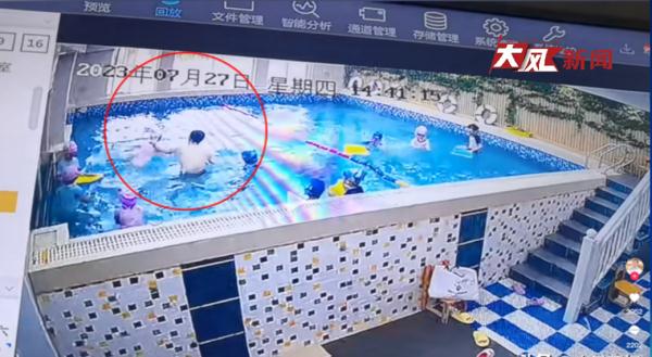 幼儿园女童被男教练多次拉拽，在泳池里强行按头惩戒？园方回应