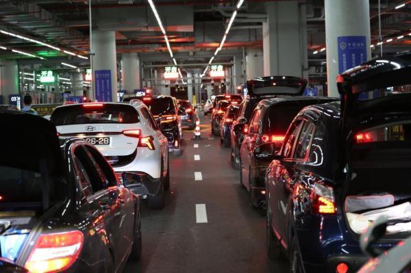 港珠澳大桥“热”起来了!单日出入境车辆首破1万辆次 港珠澳大桥“热”起来了!单日出入境车辆首破1万辆次