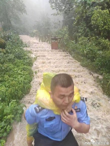 暴雨中,绥阳公安安全转移60余名被困游客 暴雨中,绥阳公安安全转移60余名被困游客