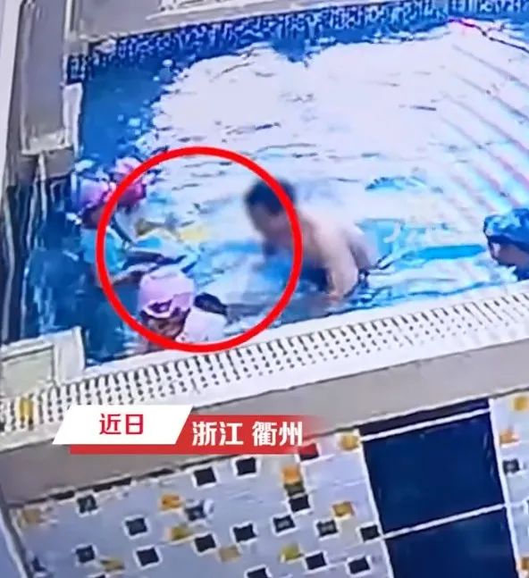 幼儿园游泳教练体罚孩子?当地教育局通报:辞退! 幼儿园游泳教练体罚孩子?当地教育局通报:辞退!