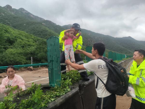 民警趟过齐腰的泥沙，爬上车顶、敲碎玻璃......