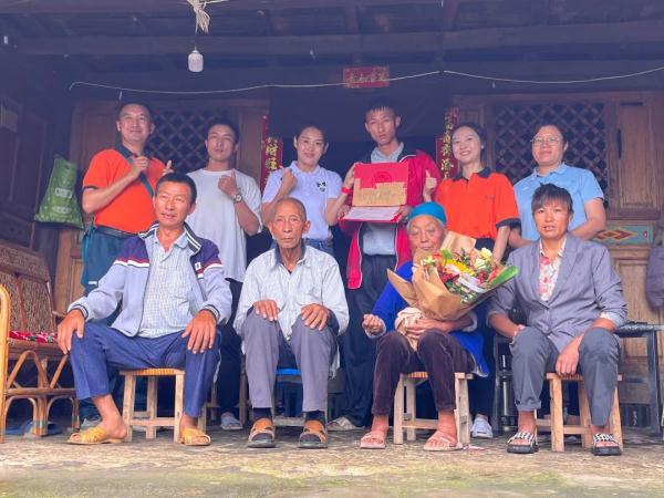 云南男孩挖姜归来，收到大学录取通知书瞬间泪奔！高校暖心回应