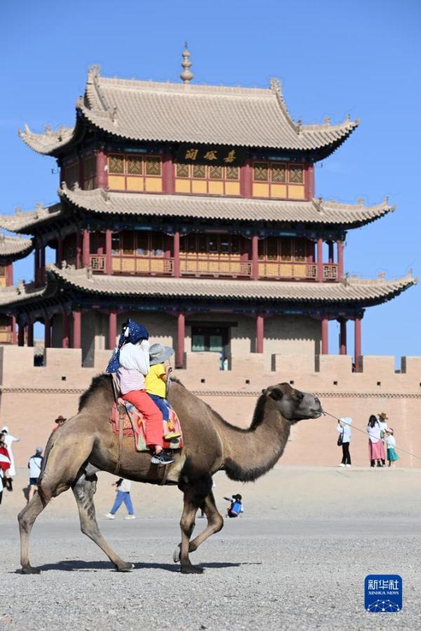 “天下第一雄关”暑期游客盈门