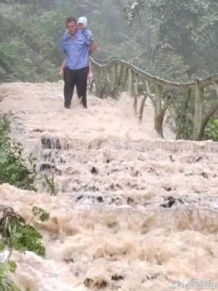 暴雨中,绥阳公安安全转移60余名被困游客 暴雨中,绥阳公安安全转移60余名被困游客
