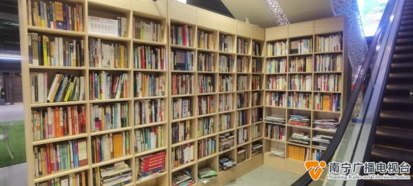 无人书店、“称斤”卖书的图书销售方式在南宁兴起！您体验过吗？