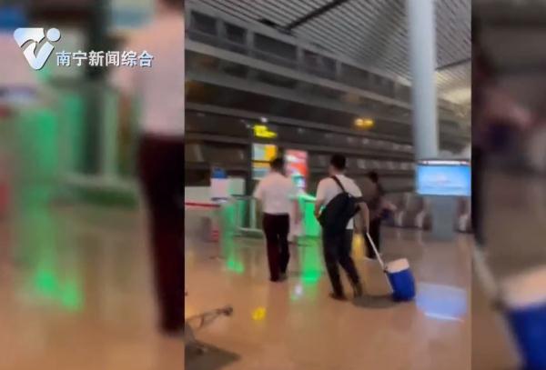 南宁这趟航班延误40分钟，机上旅客表示→