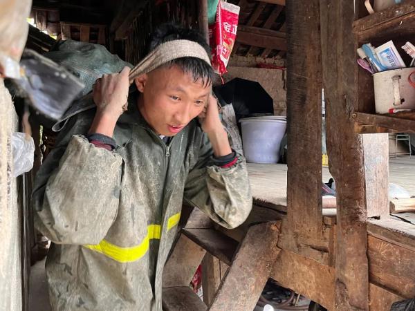 云南男孩挖姜归来，收到大学录取通知书瞬间泪奔！高校暖心回应