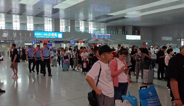 男孩在火车站崩溃大哭,民警暖心帮寻家长 男孩在火车站崩溃大哭,民警暖心帮寻家长