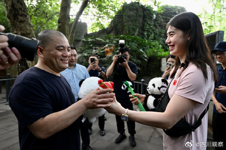 梦幻联动!张雨霏如愿见到熊猫花花 梦幻联动!张雨霏如愿见到熊猫花花