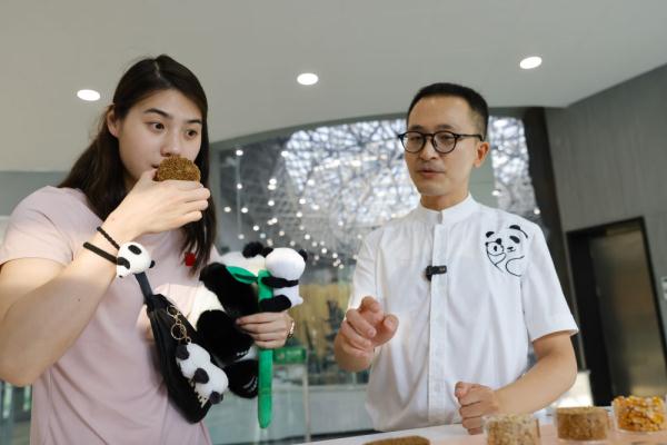 当”蝶后“雨霏遇见熊猫”花花“