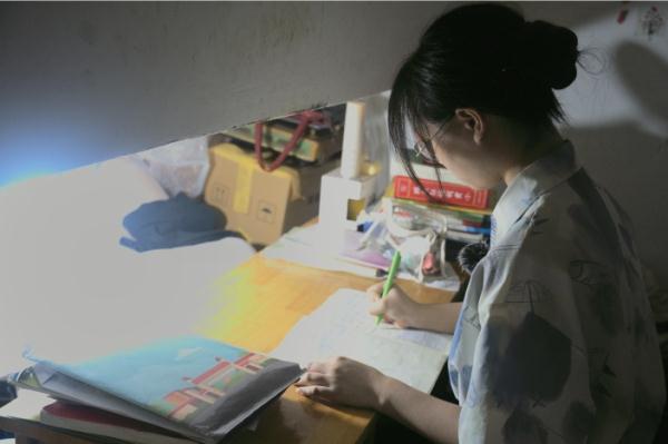 在父亲菜摊做作业的资阳女孩，被川大华西口腔医学院录取