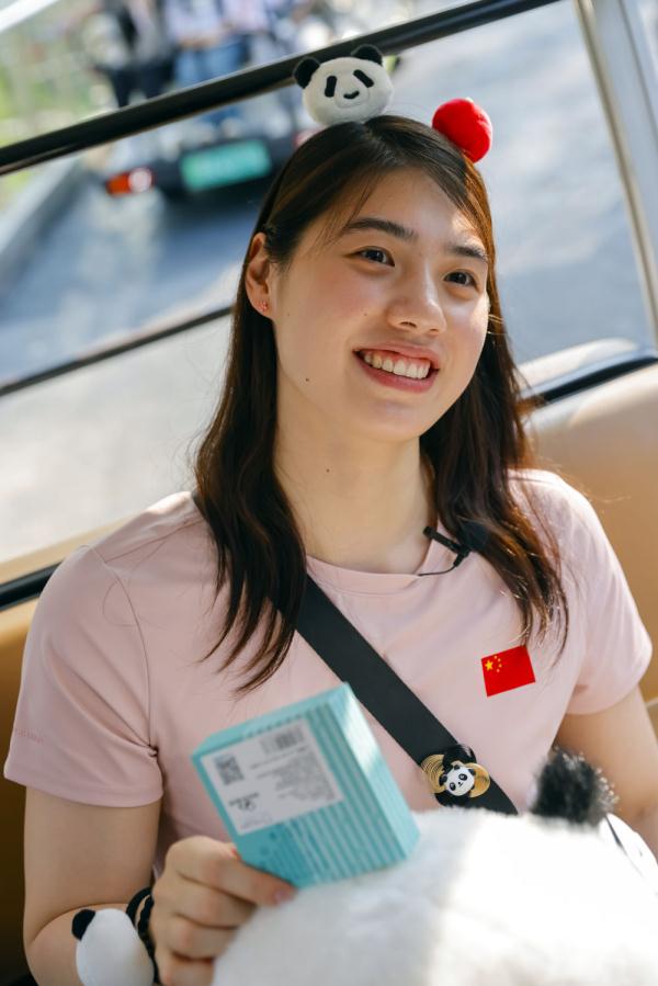 当”蝶后“雨霏遇见熊猫”花花“