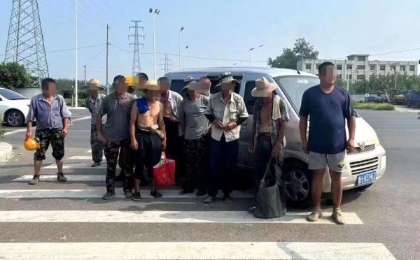 实在太挤！乘客：“你给开开门吧，俺们下不去” | 夏季行动