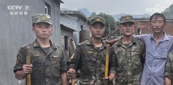 【抗洪一线影像志】风雨中的青春面庞 【抗洪一线影像志】风雨中的青春面庞