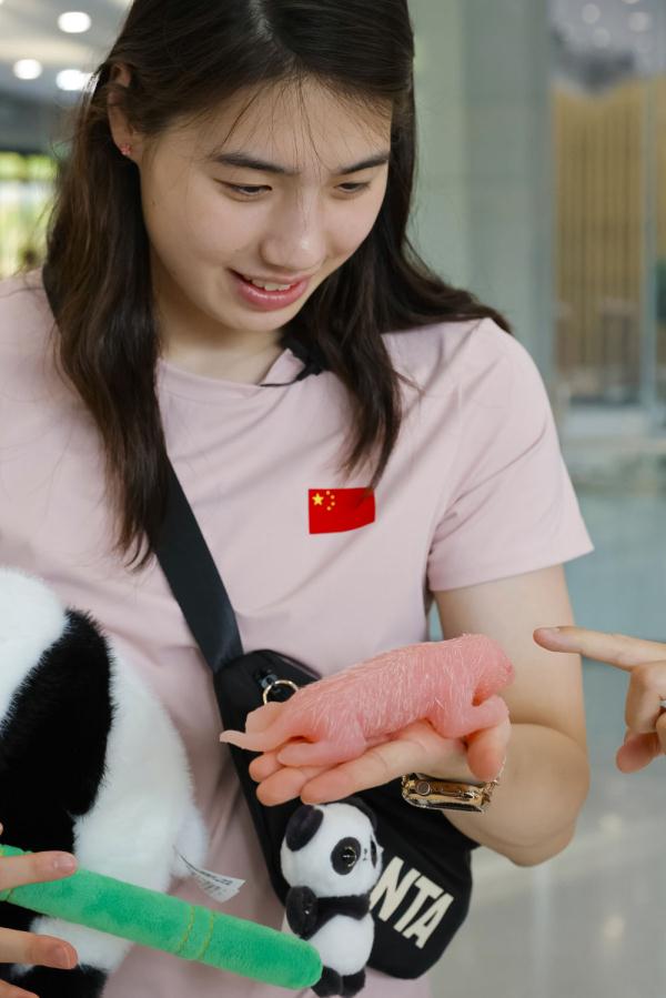 当”蝶后“雨霏遇见熊猫”花花“