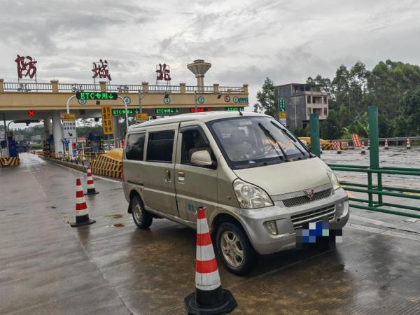实在太挤！乘客：“你给开开门吧，俺们下不去” | 夏季行动