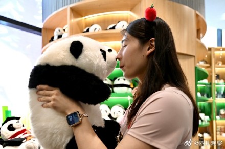 梦幻联动!张雨霏如愿见到熊猫花花 梦幻联动!张雨霏如愿见到熊猫花花
